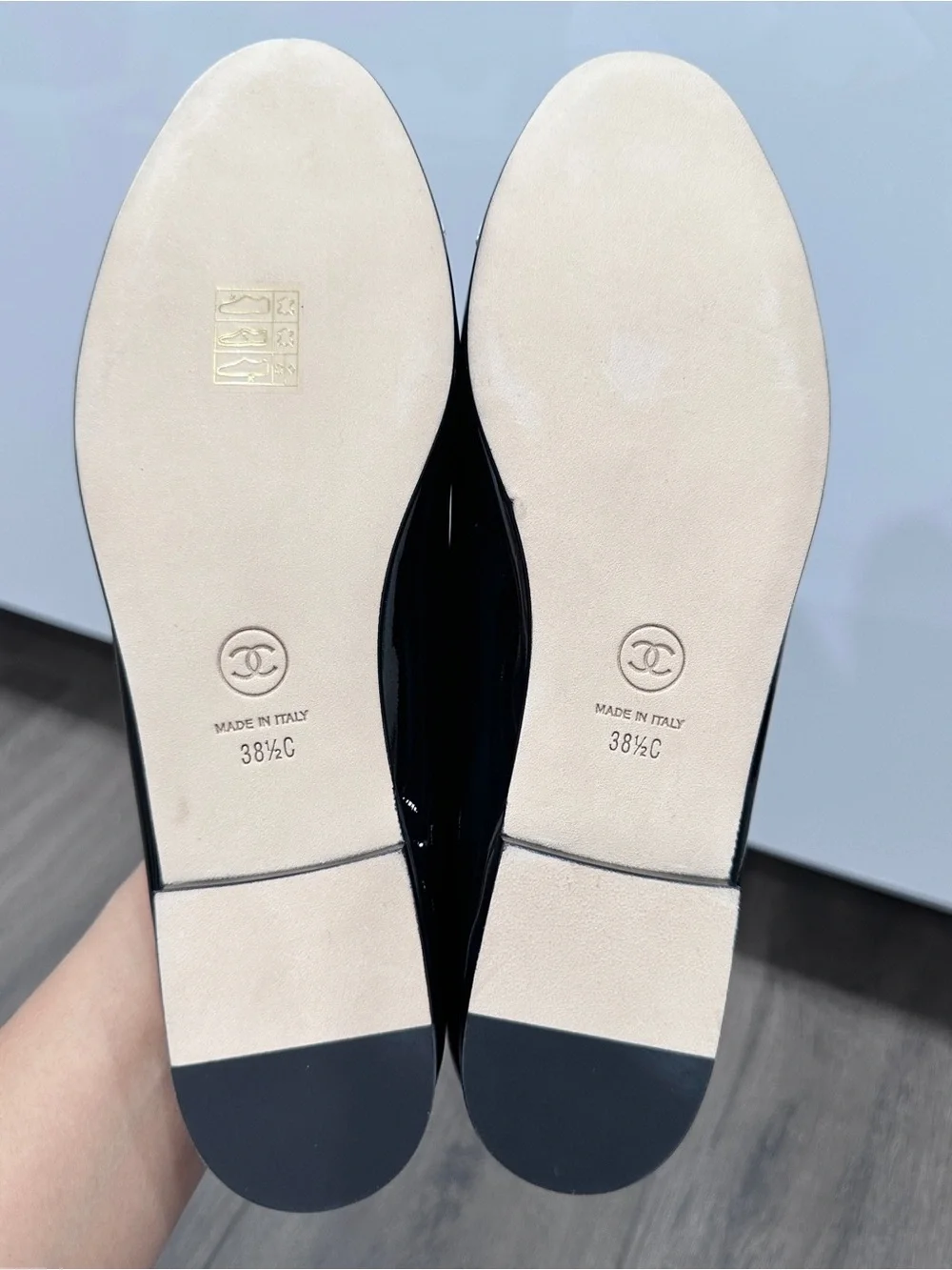 NEW 2026 CHANEL BLACK PATENT LEATHER WHITE CC LOGO CAPTOE BALLET FLATS 38.5C